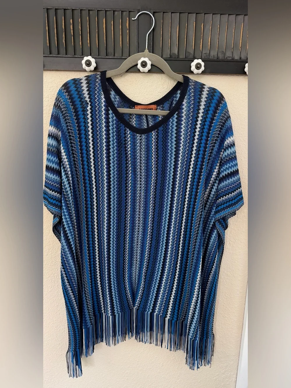 Missoni EUC Chevron Poncho. OSFM
Blue/Black/White Pattern. Made in Italy - Picture 3 of 6